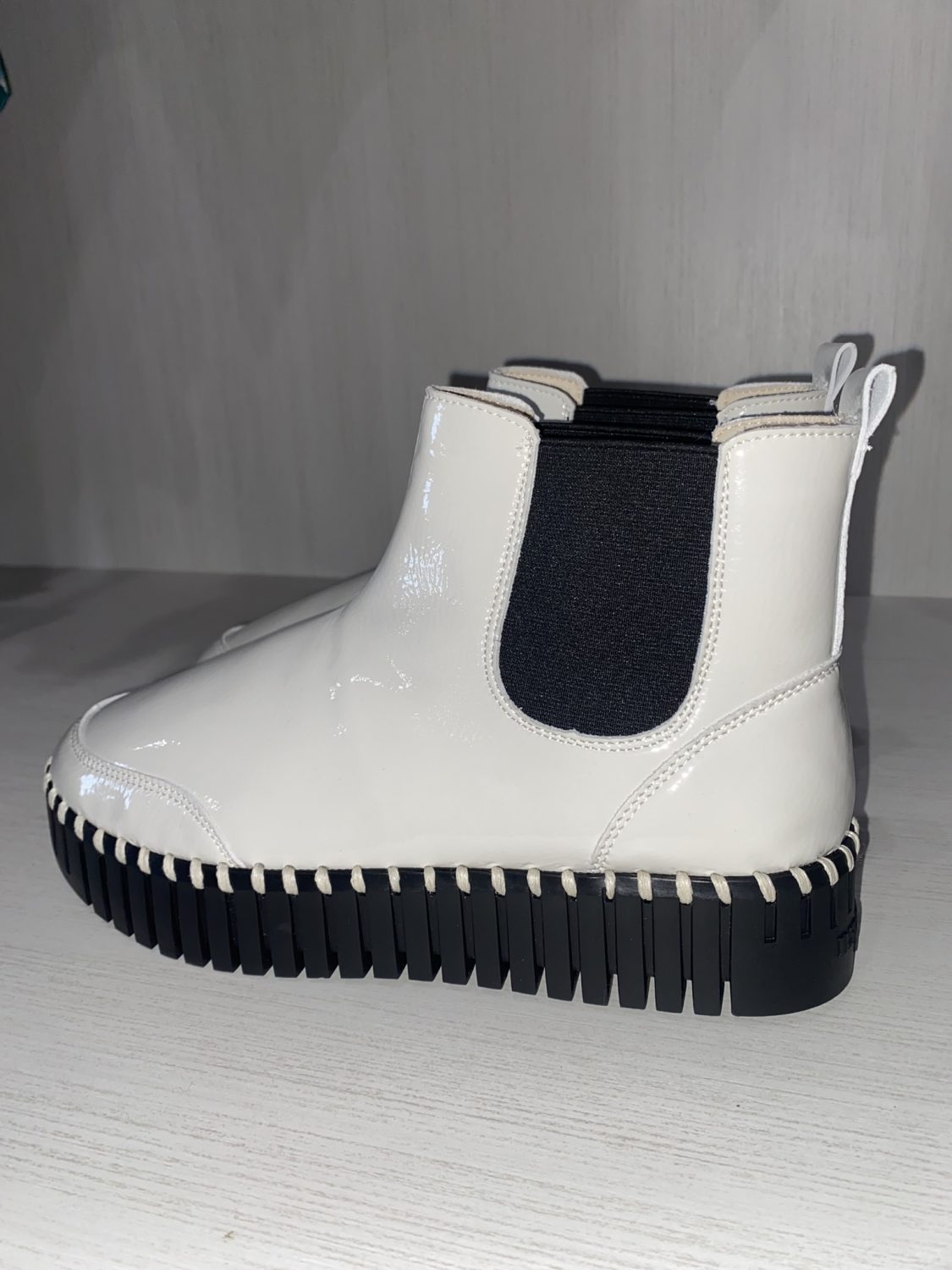 White Shiny Ankle Boots – L'Essentiel par MF