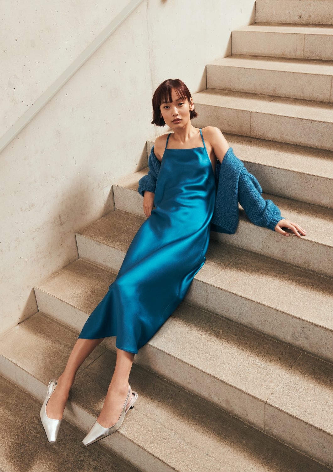 Robe de satin coupée en biais